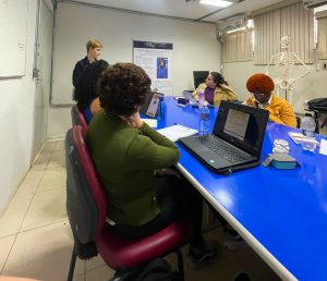 Reunião realizada no LABFOR, onde foi debatido o texto "Procedimentos em exumações para investigação de vínculo genético" dos autores João Arnaldo Damião Melki, Carmen Cinira Santos Martin e Aguinaldo Luiz Simões. (25/03/24)